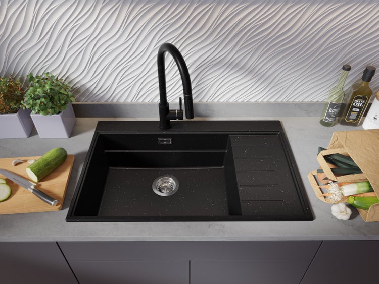 Küchenszene mit schwarzer Spüle, Armatur und Lebensmitteln auf der Arbeitsplatte