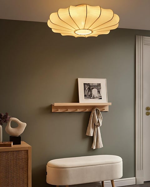 Flur mit Deckenleuchte, Wandregal mit Hakenleiste, Bank und Kommode