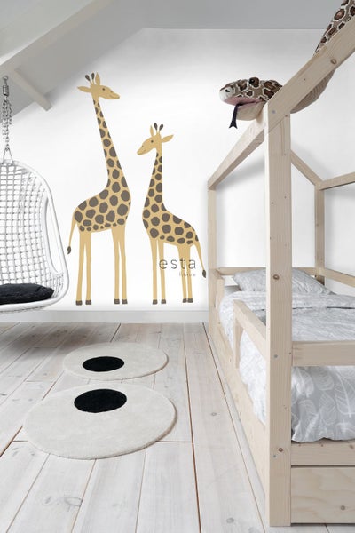 Kinderzimmer mit Holzbett, Hängesessel und Giraffen Wandtattoo
