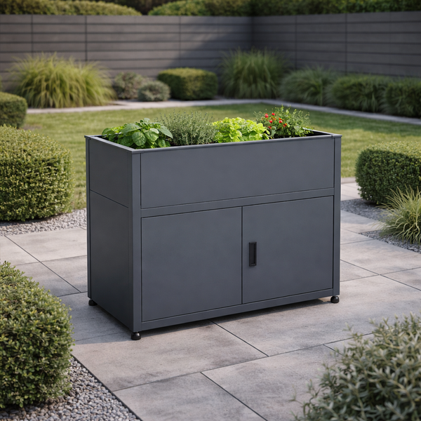 Organisiertes Hochbeet aus Metall mit integriertem Unterschrank im Garten, bepflanzt mit Kräutern auf einer gepflasterten Terrasse.