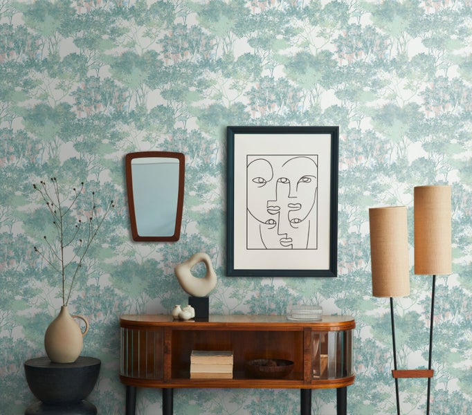 Esszimmer mit Holztisch, Stühlen und dekorativer Tapete