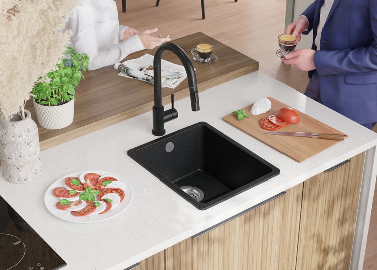 Küchenszene mit Spüle, Armatur, Schneidebrett und Speisen