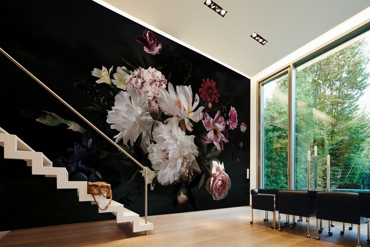 Fototapete mit großem Blumenbouquet auf schwarzem Hintergrund in einem modernen, hellen Wohnbereich mit Treppe und Essplatz.