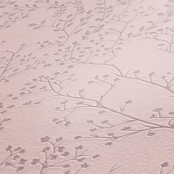 Gemälde einer Frau mit goldenen Schmetterlingen