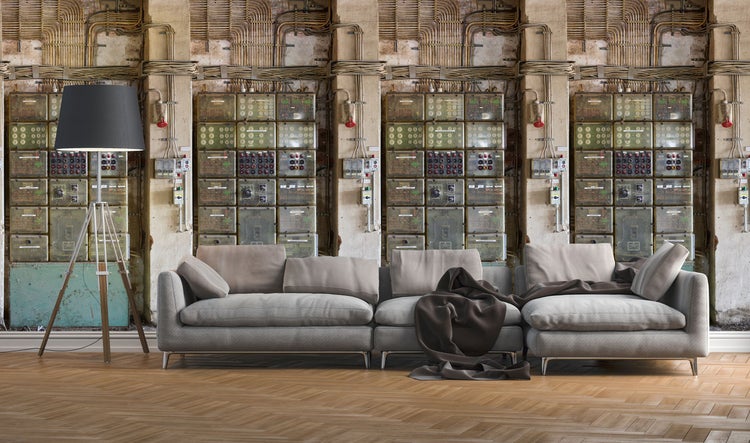 Wohnzimmer mit Sofa, Stehlampe und dekorativer Wandtapete