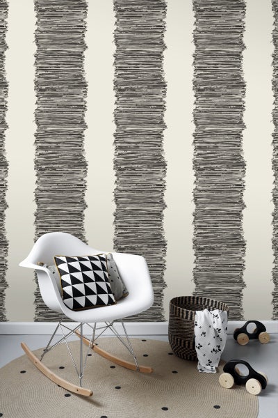 Raumgestaltung mit gestreifter Tapete, Schaukelstuhl und rundem Teppich