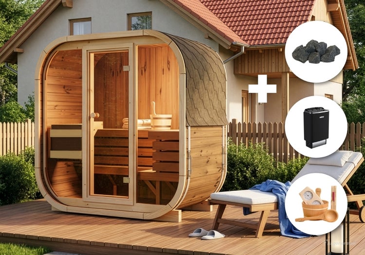 Fasssauna aus Holz für den Außenbereich mit Saunaofen, Saunasteinen und Zubehörset auf einer Holzterrasse vor einem Wohnhaus.