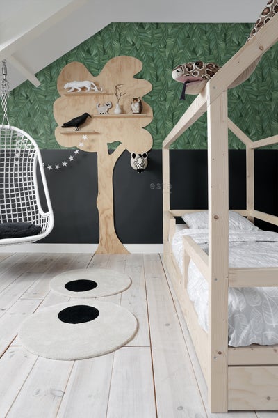 Kinderzimmer mit Holzbett, Hängesessel und Baumregal