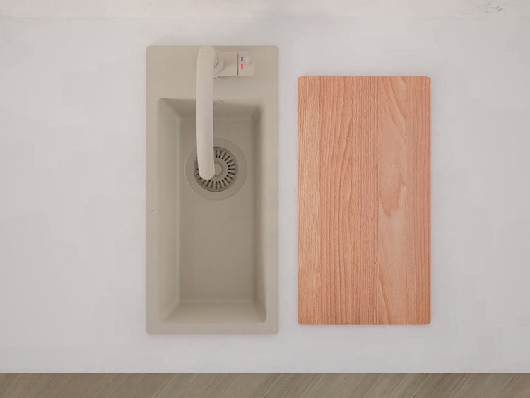 Einbauküchenspüle mit Armatur und passendem Schneidebrett aus Holz in der Draufsicht.