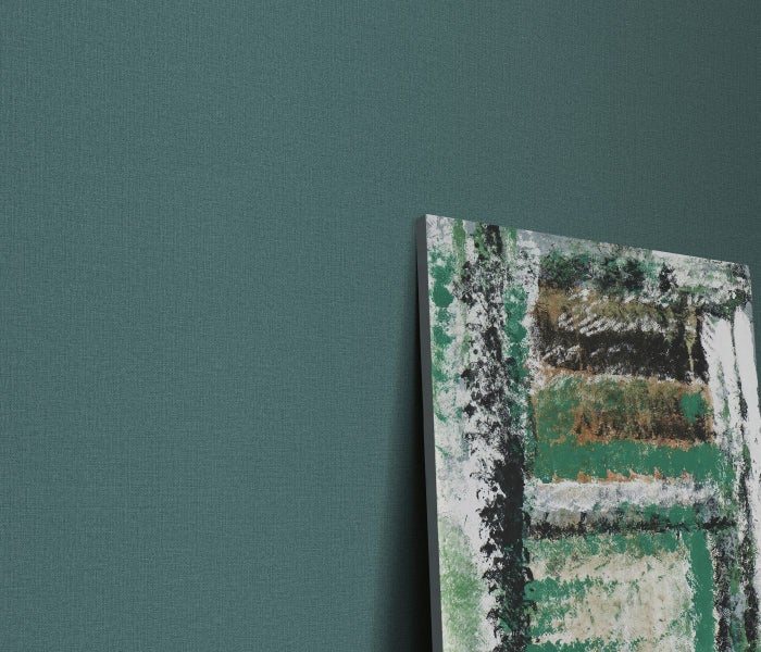 Szene mit einer weißen Konsole vor einer mit Blütenmuster verzierten Tapete.