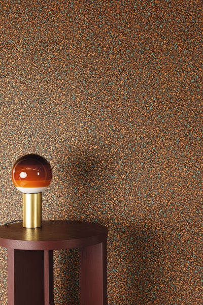 Dekorative Aquariumpflanze aus Kunststoff mit Farnblättern auf einem Stein