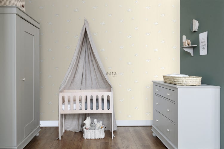 Babyzimmer mit Kinderbett, Kommode, Schrank und Tapete mit Tiermotiv