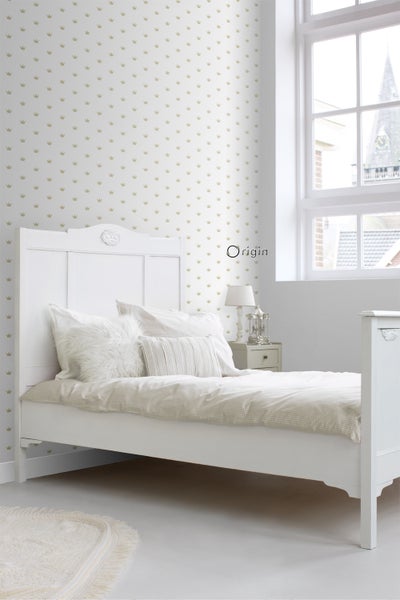 Schlafzimmer mit Bett und Tapete mit Kronenmuster
