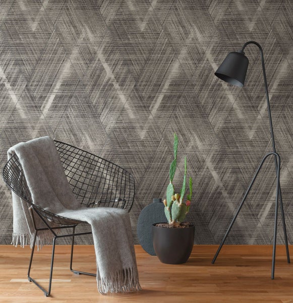 Dekoratives Interieur mit geometrischer Tapete, Stuhl, Decke, Stehlampe und Kaktus.