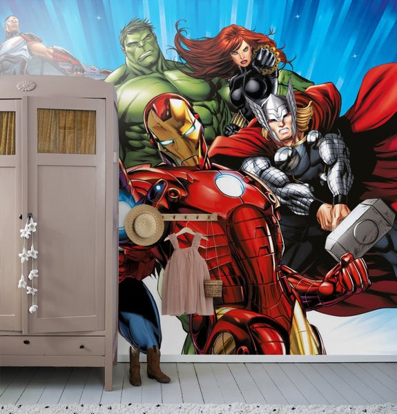 Kinderzimmer mit einer Tapete, die Comicfiguren darstellt, einem Kleiderschrank, einem Teppich und einigen Kleidungsstücken