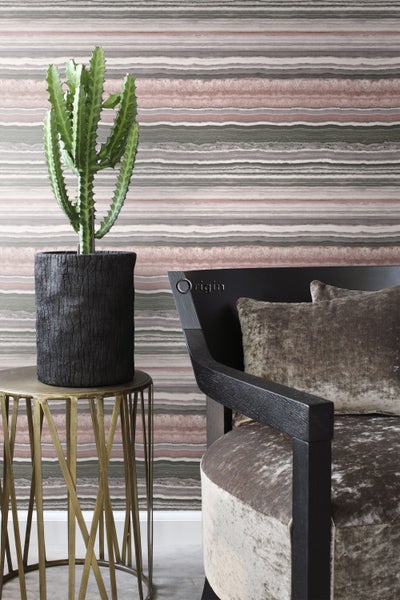 Dekorative Szene mit Kaktus in Topf, Beistelltisch und Sessel