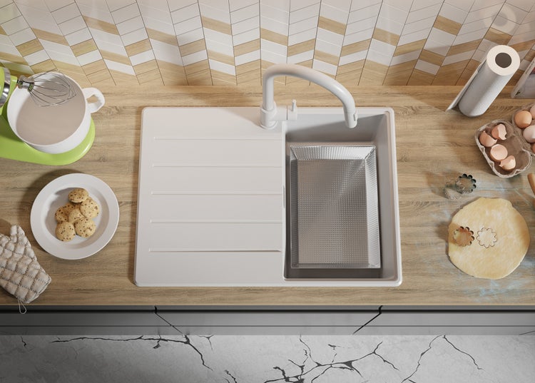 Küchenszene mit Spüle, Armatur, Backblech, Teig, Keksen und Küchenmaschine