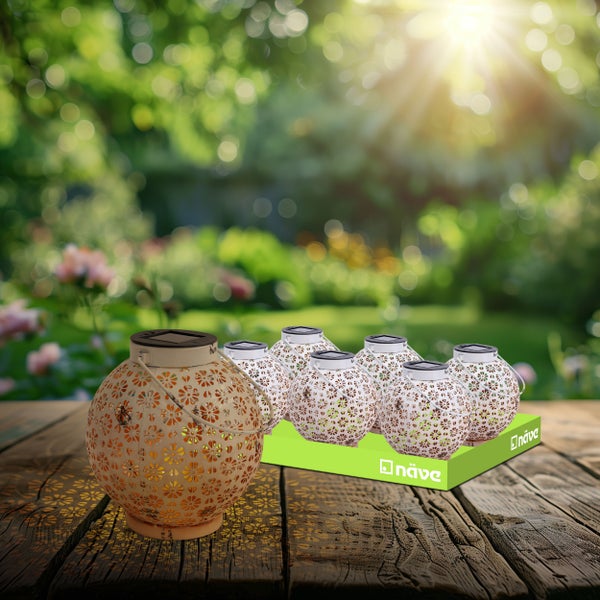 Dekorative Solarleuchten mit Blumenmuster auf einem Holztisch im Garten