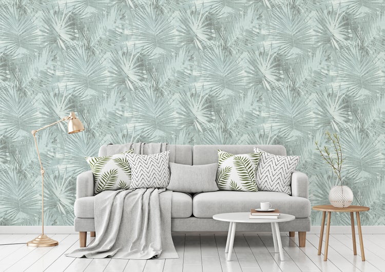 Wohnzimmer mit Sofa, Tisch und Wandtapete mit Palmenmuster für ein modernes Wohnambiente.