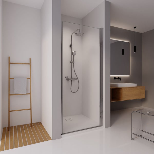 Modernes Badezimmer mit Glas-Duschkabine, verchromtem Duschsystem, Holz-Waschtisch mit weißem Waschbecken, beleuchtetem Spiegel und Handtuchleiter.