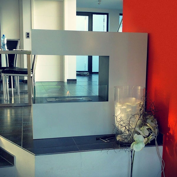 Innenaufnahme mit einem Ethanolkamin und dekorativen Elementen in einem Wohnraum.