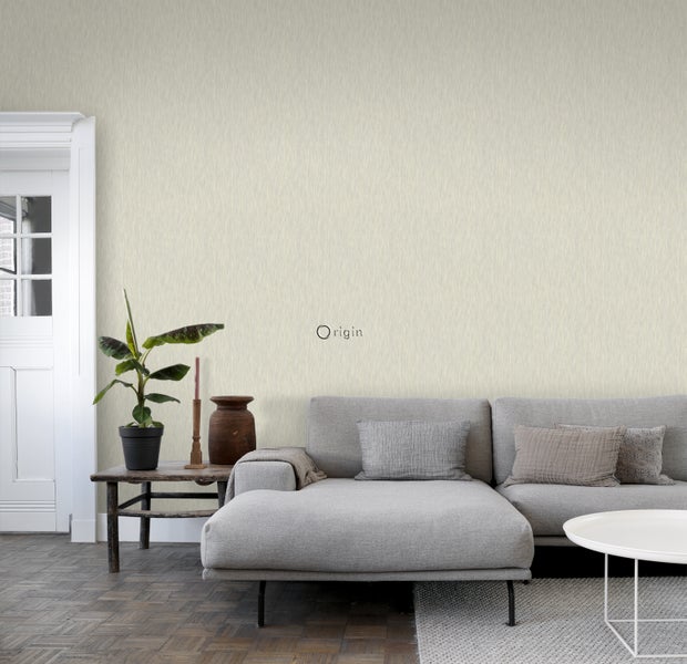 Szene mit einer strukturierten Tapete, Sofa und Dekorationen