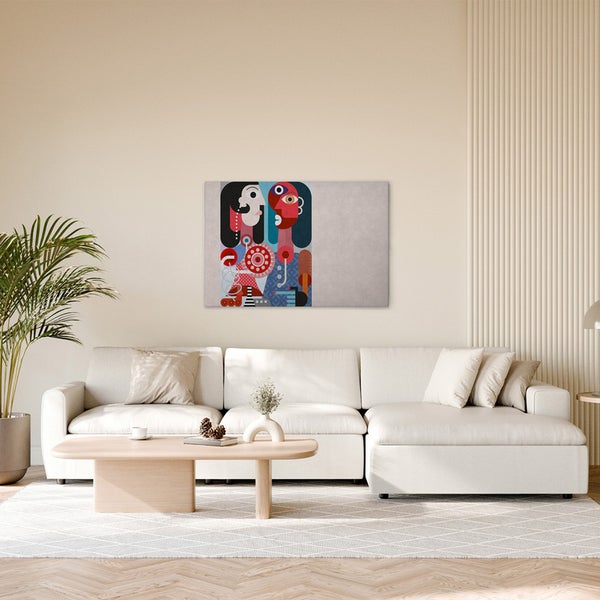 Wohnzimmer mit weißer Eckcouch, Couchtisch und einem abstrakten Gemälde an der Wand