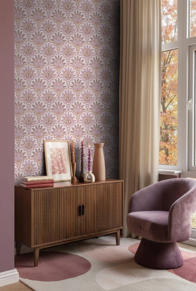 Wohnzimmer mit gemusterter Tapete, Holzkommode, Sessel und Fenster