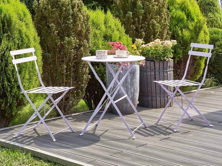 Gartenmöbel-Set mit zwei Klappstühlen und einem Klapptisch auf einer Terrasse