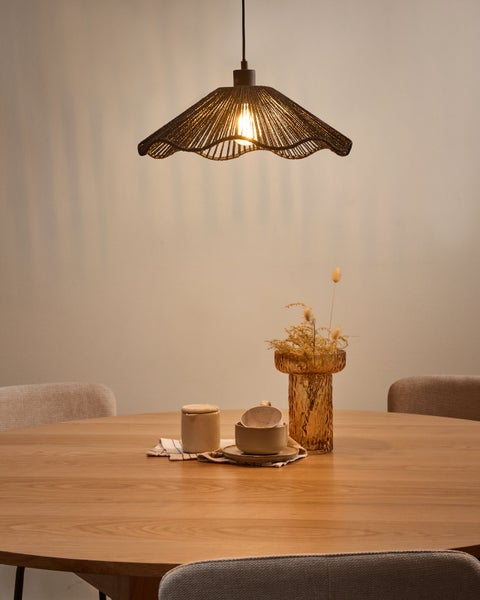 Esstisch mit Geschirr und Lampe als stilvolle Dekoration