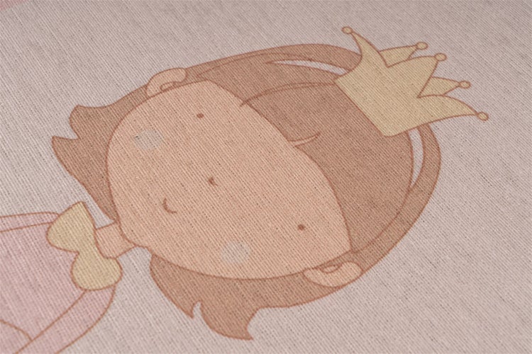 Detailansicht eines Kinderteppichs mit Prinzessinnen-Motiv und Krone.