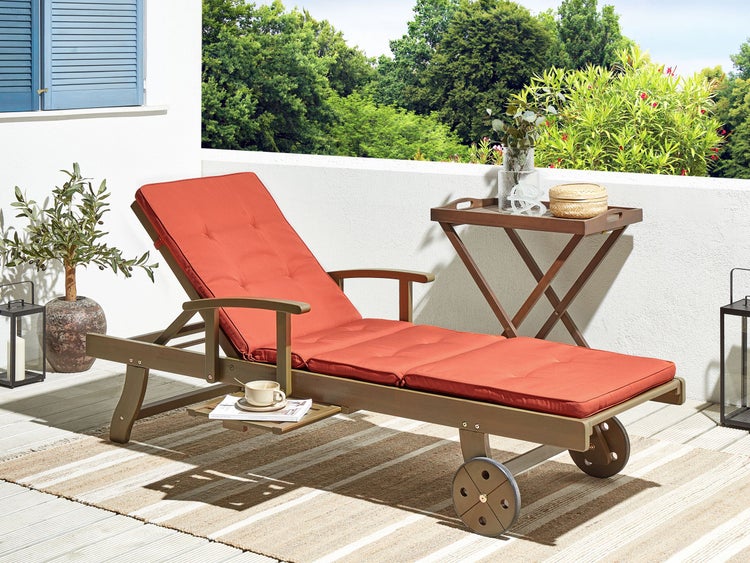 Gartenliege Akazienholz dunkelbraun Auflage rot rollbar AMANTEA