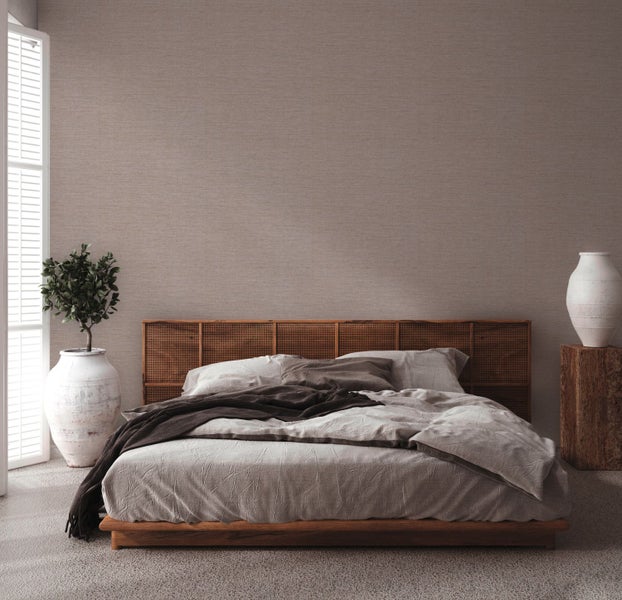 Heller Raum im japanischen Stil mit dunklem Tisch, Geschirr, Sessel und Papierleuchte