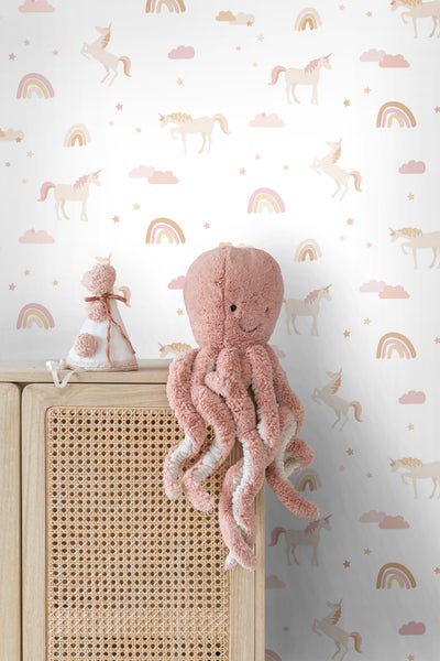 Dekoratives Kinderzimmer mit Holzkommode, Spielzeug und Einhorntapete