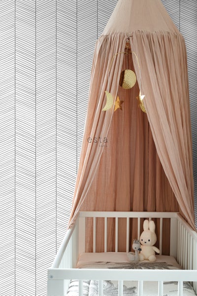 Kinderzimmer mit weißem Gitterbett, Baldachin und gemusterter Tapete