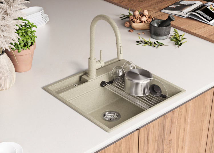 Spüle mit Abtropffläche und passender Küchenarmatur auf einer Küchentheke