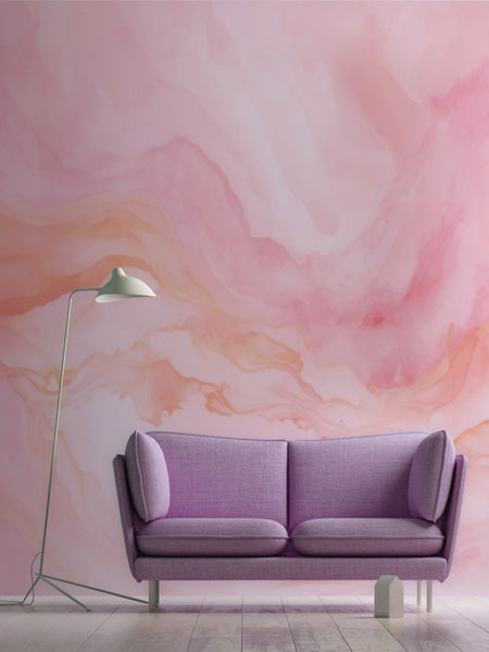 Wohnzimmer mit rosa Marmortapete, lila Sofa und Stehlampe
