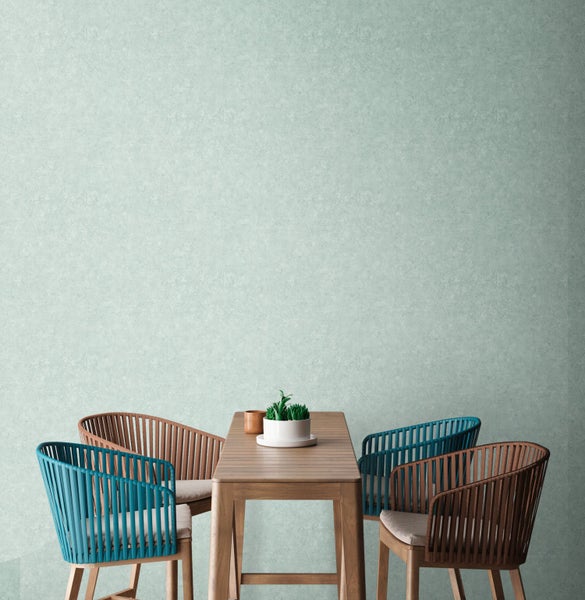 Ein weißes Metallregal mit vier Ebenen, beladen mit Kartons und Farbeimern, mit Größenangaben.