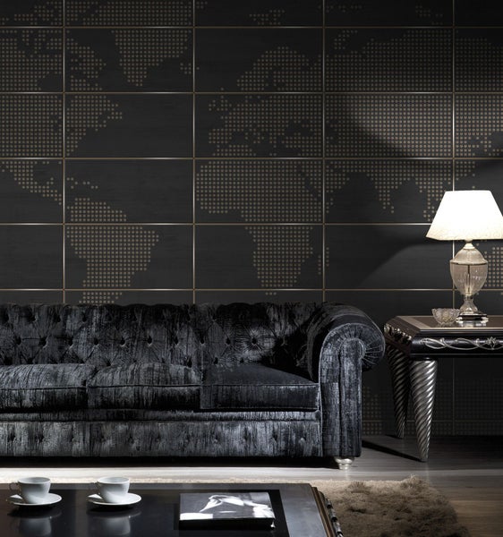 Wohnzimmer mit Weltkarten-Tapete, Sofa und Lampe auf dem Tisch