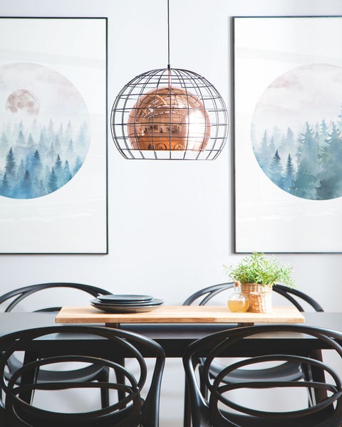 Hängelampe mit kugelförmigem Lampenschirm und schwarzem Drahtkäfig