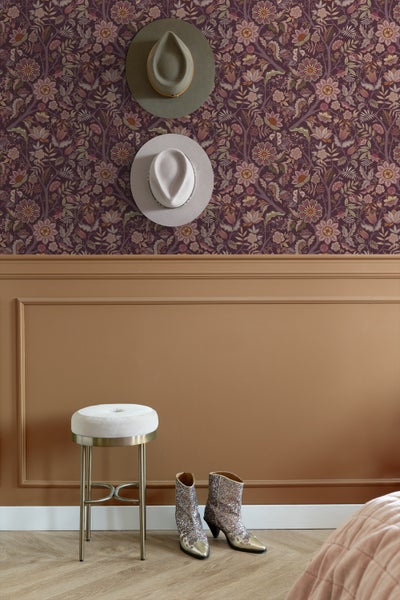 Ein Smartphone zeigt eine Augmented-Reality-App zur Visualisierung von Tapeten in einem Wohnraum mit Klavier und Pflanze.