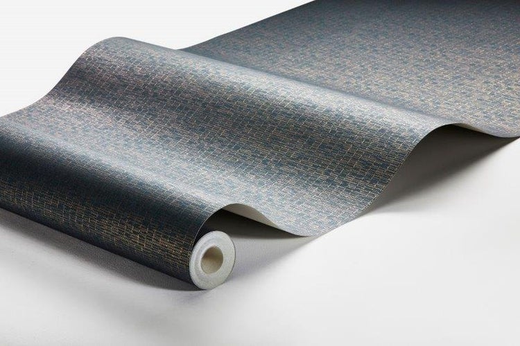 Helle und moderne Inneneinrichtung mit Regal, Esstisch und Hockern