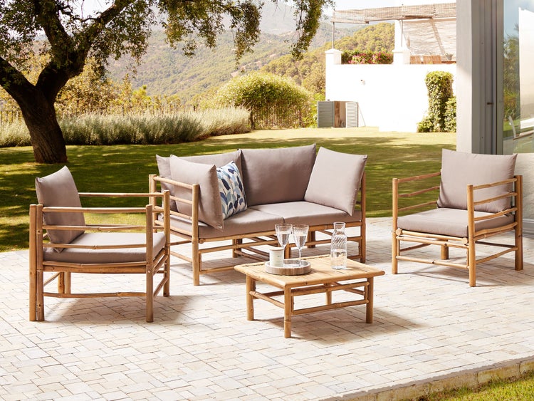 Gartensitzgruppe aus Bambus mit Tisch und Polstern auf einer Terrasse