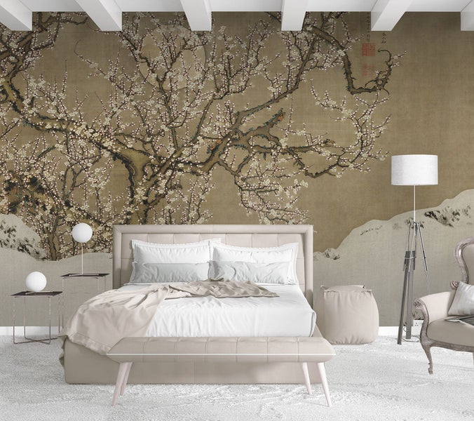 Schlafzimmer mit gemusterten Tapeten, Bett, Nachttischen, Lampe und Sessel