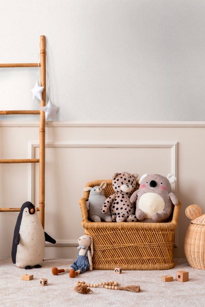 Kinderzimmer mit Rattanmöbeln und Stofftieren