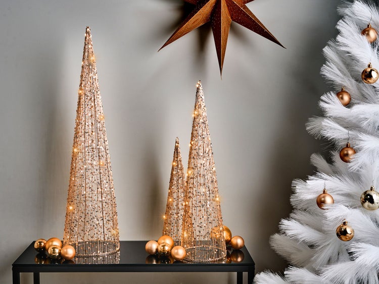 Weihnachtliche Dekoration mit beleuchteten Deko-Tannenbäumen und Stern