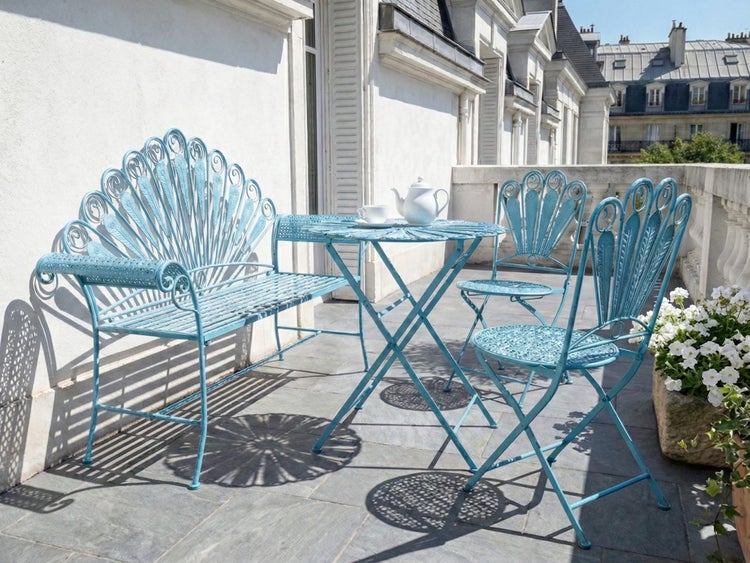 Gartenset mit Tisch, Bank und Stühlen auf einem Balkon