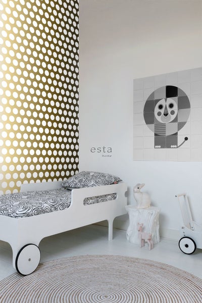 Kinderzimmer mit Kinderbett, gemusterter Bettwäsche, rundem Teppich und Wanddeko.