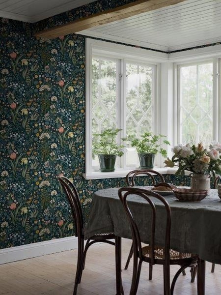 Küchenszene mit Blumenvase, floraler Tapete und Fensterbereich