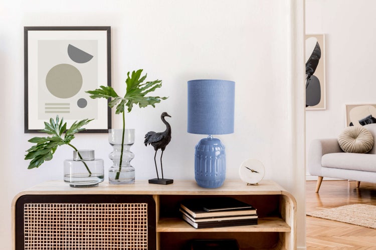 Dekorative Inneneinrichtung mit Tisch, Lampe, Vasen und Kunstwerken